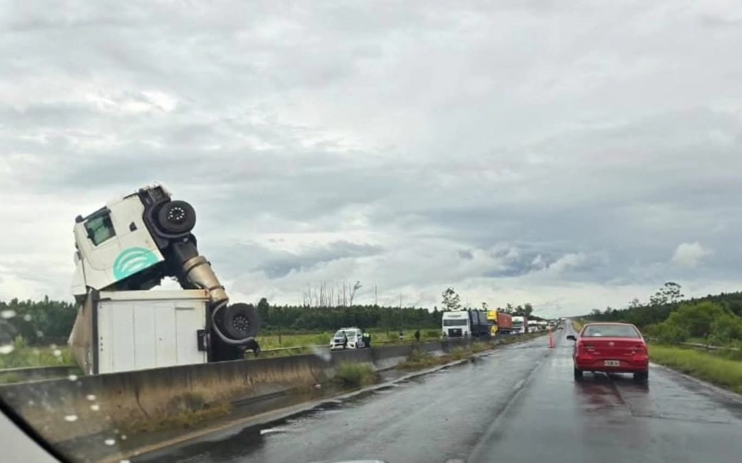 Autovía 14: Tremendo despiste y vuelco de un camión que se dirigía a Paso de los Libres