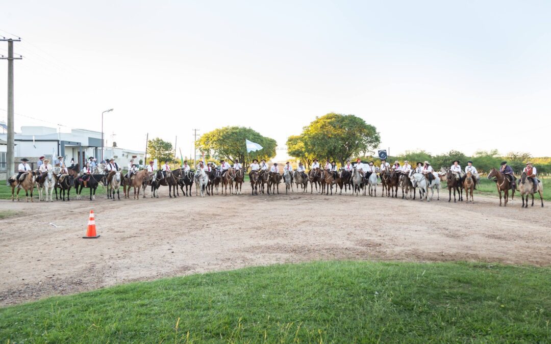 Con desfiles de agrupaciones tradicionalistas y show musical, Villa del Rosario celebró el Día Nacional del Gaucho
