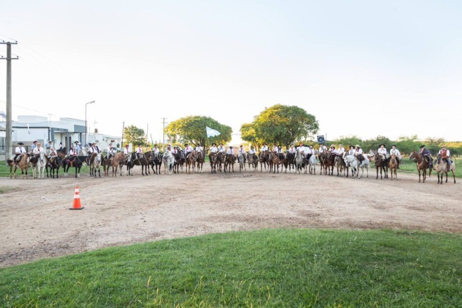 Con desfiles de agrupaciones tradicionalistas y show musical, Villa del Rosario celebró el Día Nacional del Gaucho - VDRnet