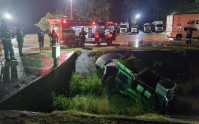 Autovía 14: Una camioneta perdió el control y cayó en una alcantarilla cuando intentaba ingresar a una estación de servicios cerca de Mocoretá