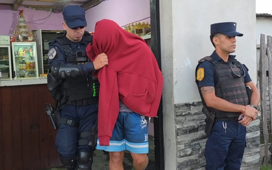 Contrató a otra persona para amenazar a su deudor y terminaron detenidos