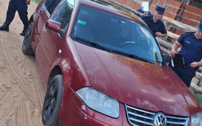 Cubierto con frazadas encontraron un auto que había sido robado recientemente en Buenos Aires