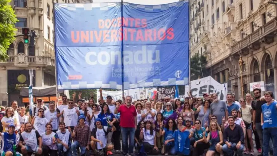 Los docentes denuncian que los salarios universitarios son los más bajos desde el retorno de la democracia
