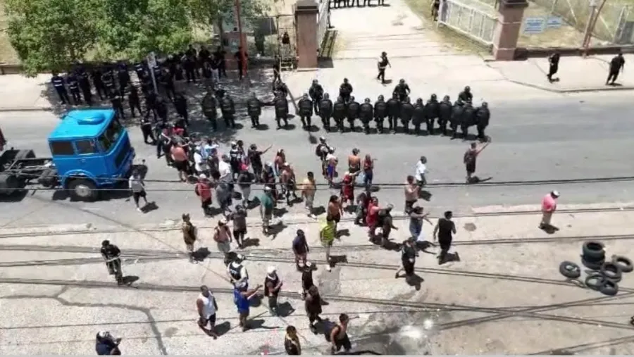 Violenta represión a trabajadores en el puerto de Concepción del Uruguay: Denuncian un complot entre la Justicia y las empresas