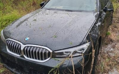 Bajo la lluvia, auto de alta gama perdió el control y despistó en la Autovía 14