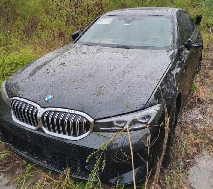 Bajo la lluvia, auto de alta gama perdió el control y despistó en la Autovía 14