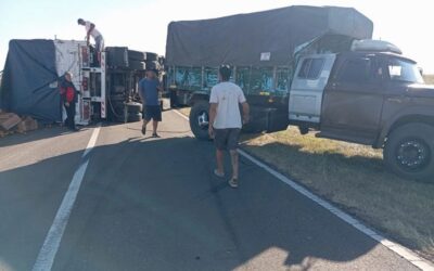 Un camión que transportaba cítricos volcó su acoplado en la Ruta 18