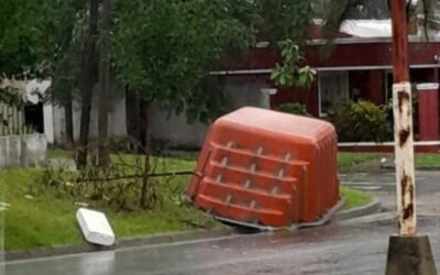 Una cola de tornado causó diversos daños en Santa Ana