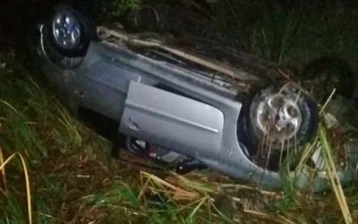 Un automóvil quedó con sus ruedas para arriba tras volcar en la Autovía 14