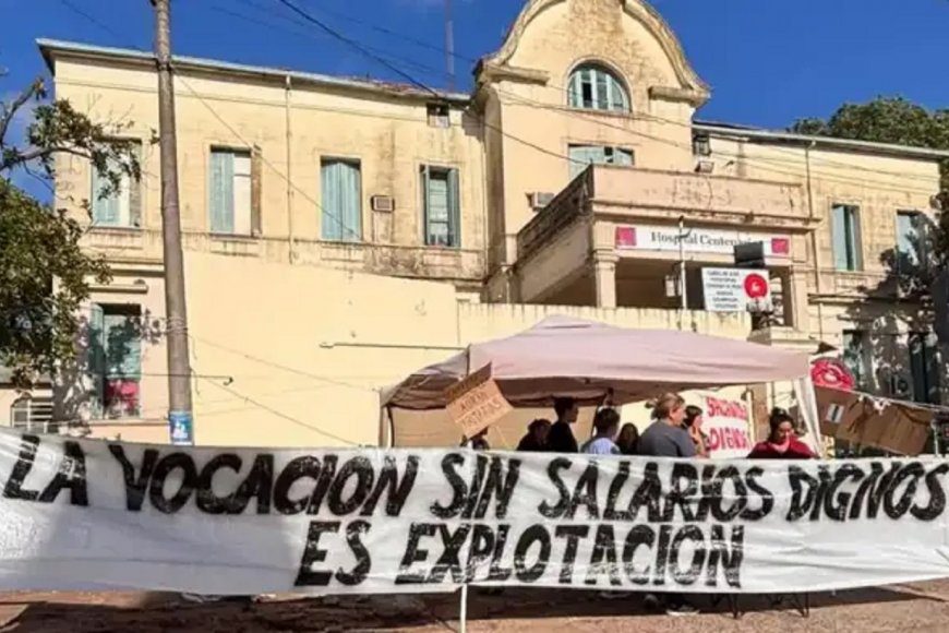 “Hace 10 meses que no recibimos aumento”. Enfermeros acampan frente a hospital entrerriano