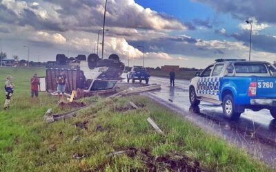 Perdió el control de su vehículo y volcó en la Autovía 14