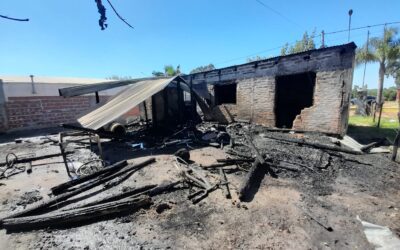 Voraz incendio destruyó una vivienda en Villa del Rosario: Un menor tuvo que ser rescatado
