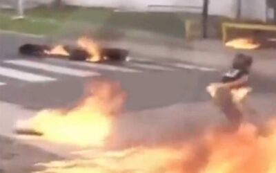 Familiares que protestaban por la muerte de un preso se prendieron fuego al quemar neumáticos