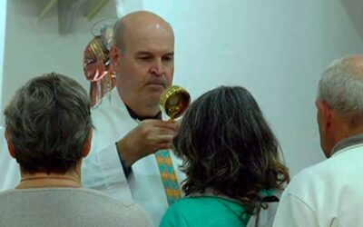 Dejó de dar misa en una parroquia el cura que es dueño de la casa donde se electrocutó un niño