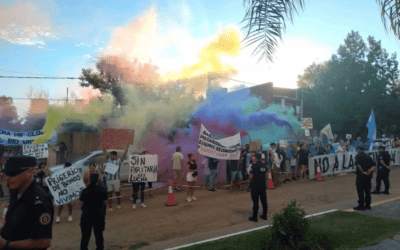 Ambientalistas, docentes, enfermeros y jubilados se hicieron oír durante la reunión de Frigerio con funcionarios en Colón