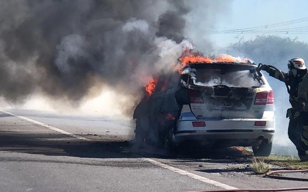 Un auto se incendió por completo cuando circulaba por la Autovía 14