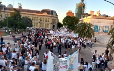 Con una masiva marcha, docentes reclamaron la apertura de paritarias y se manifestaron contra la reforma previsional