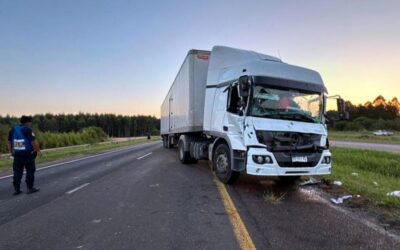Hubo una colisión entre dos camiones en la Autovía 14: bomberos rescataron a un conductor