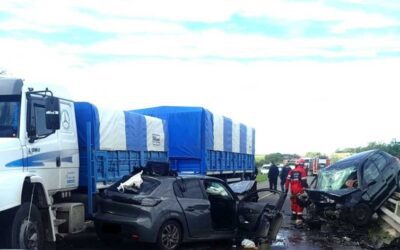 Trágico choque frontal en Ruta 11: una mujer falleció al intentar sobrepasar a un camión en zona de puentes