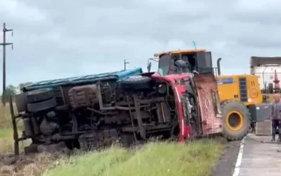 Ruta 127: En medio del temporal, un camionero perdió el control de su vehículo y volcó cerca de San Jaime