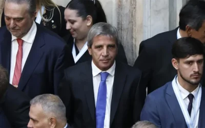 El ministro Luis Caputo se quedó con $1.165.491 millones que por ley estaban destinados a arreglar las rutas