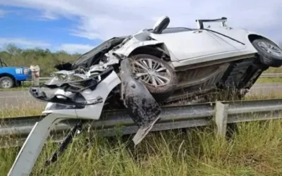 Auto que se dirigía hacia Chajarí despistó en la Autovía 14 y terminó sobre el guardarrail