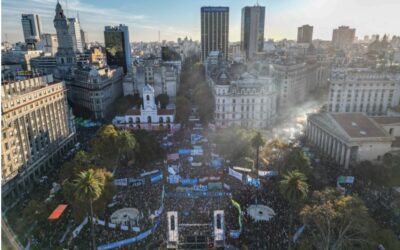 Masiva marcha en Plaza de Mayo de estudiantes y docentes universitarios para reclamar fondos al Gobierno