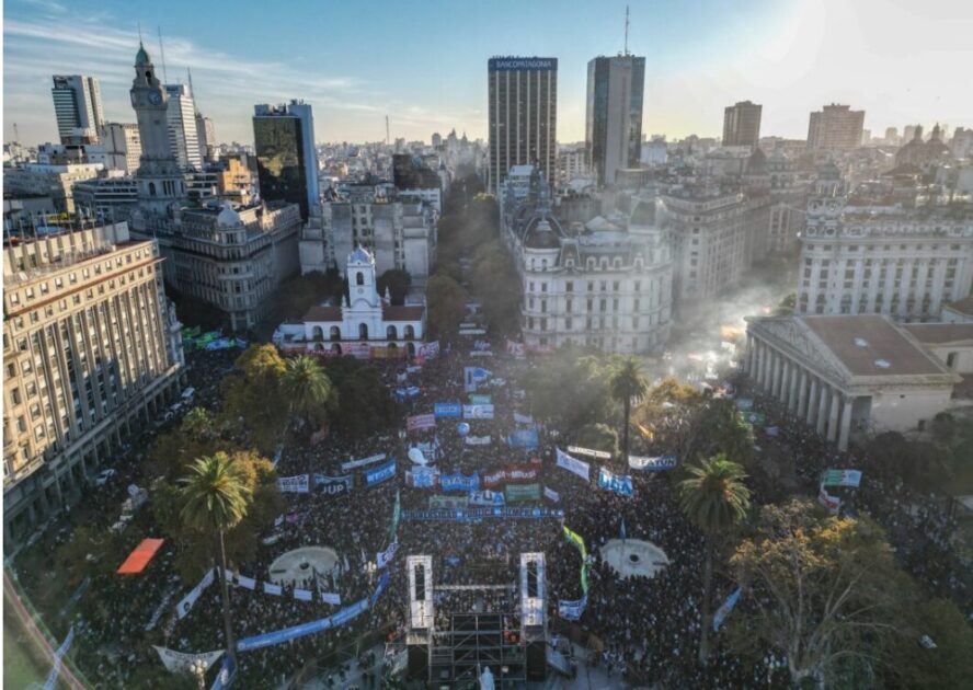 Masiva marcha en Plaza de Mayo de estudiantes y docentes universitarios para reclamar fondos al Gobierno - VDRnet