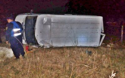 Conductor fue hospitalizado tras perder el control de su camioneta y volcar en Ruta 18