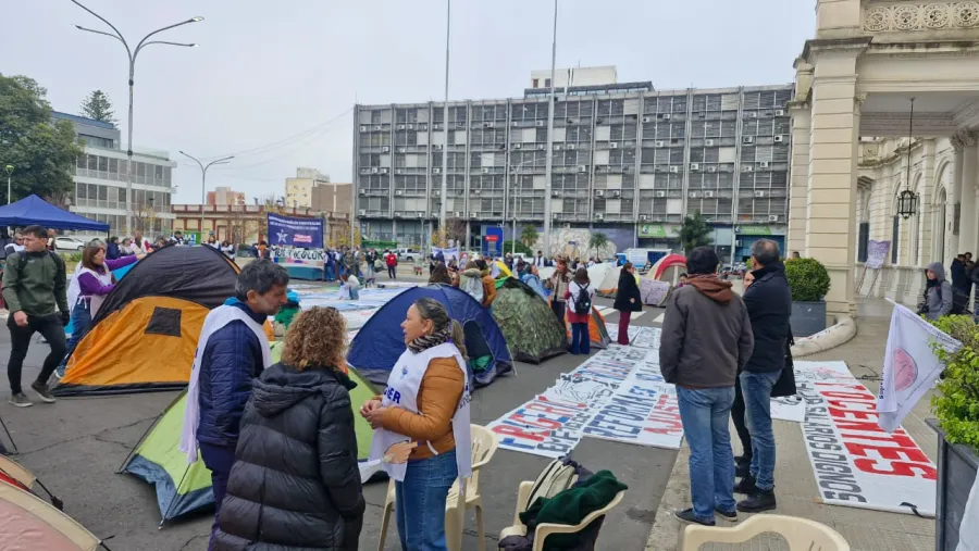 AGMER acampa frente a Casa Gris: cuestionan el ingreso del proyecto de reforma jubilatoria al Senado