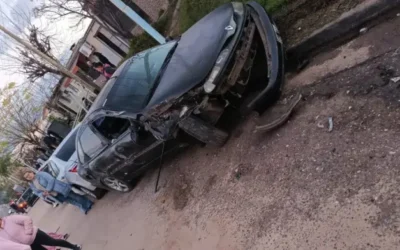 Descontrol en Concordia: Ebrio y al mando de una retroexcavadora, chocó siete vehículos y casi aplasta a un motociclista