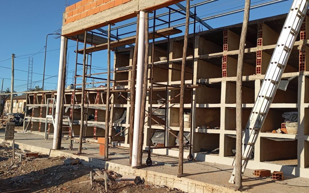 Avanza la construcción de nuevos nichos en el cementerio municipal
