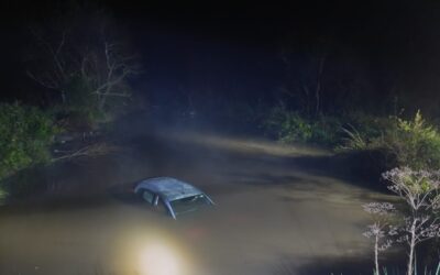 Un despiste casi termina en tragedia en San Roque: Cayeron con su auto a un cauce de agua y fueron rescatados por un familiar
