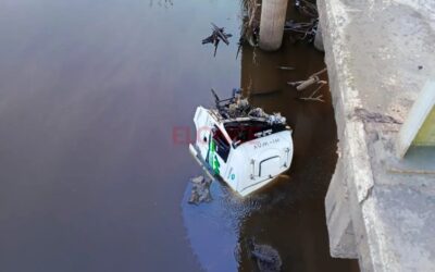 Camión chocó una maquinaria, cayeron de un puente y ambos conductores sobrevivieron