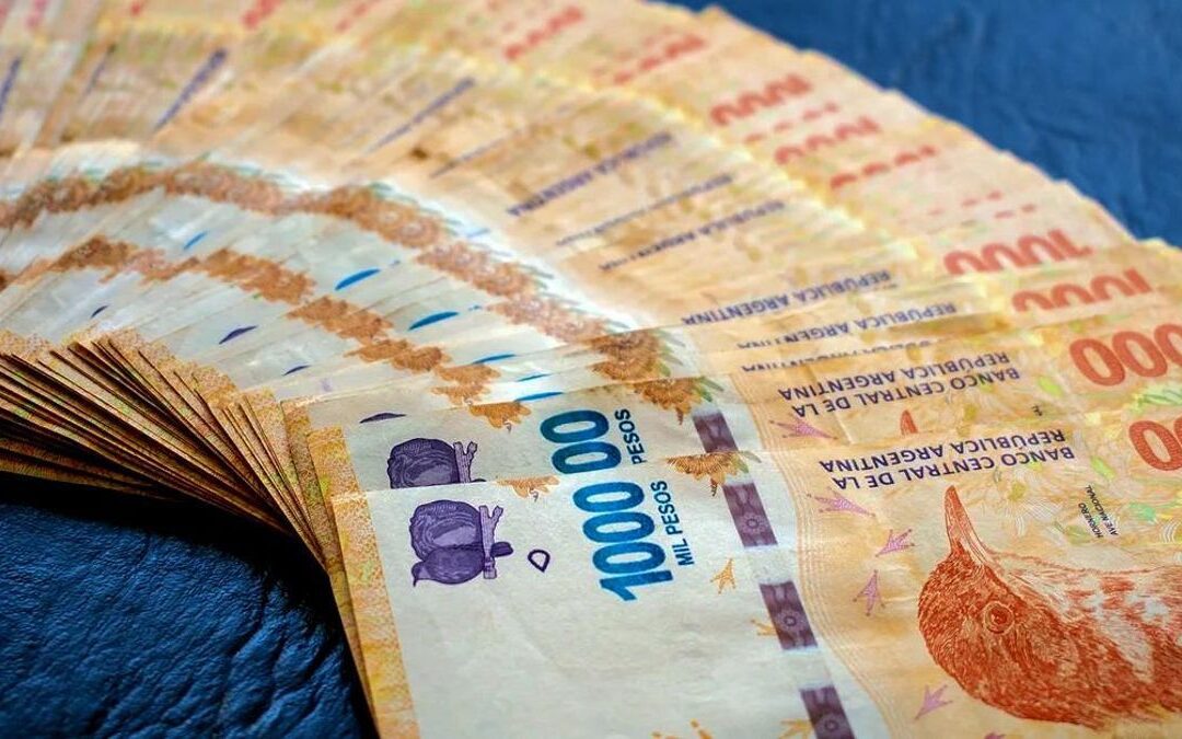 El salario mínimo vale menos que en 2001 y debería triplicarse para recuperar su poder de compra original