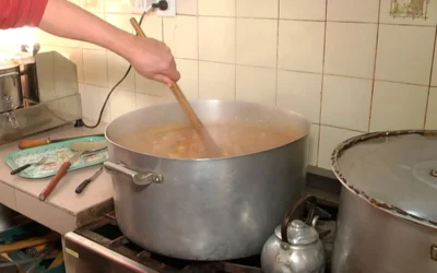 Cocinera de una escuela entrerriana deberá devolver más de $10 millones por faltas injustificadas