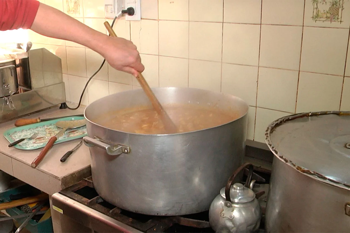 Cocinera de una escuela entrerriana deberá devolver más de $10 millones por faltas injustificadas - VDRnet