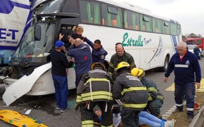 Un micro de tour de compras de Concordia protagonizó un grave siniestro y hubo una docena de heridos