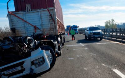 Violento choque entre un camión y una máquina vial interrumpió el tránsito en una mano de la Ruta 14