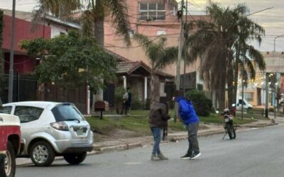 Joven está en terapia, víctima de un insólito siniestro vial: chocó con un auto que descendió solo desde la vereda