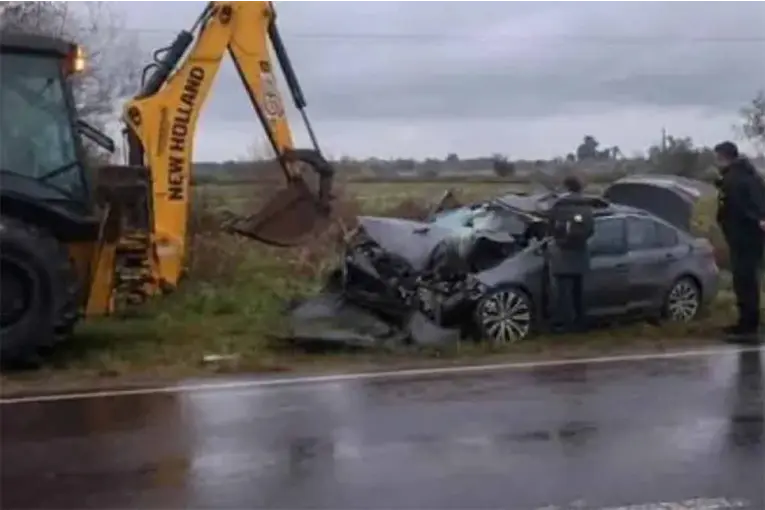 Hallaron casi 200 millones de pesos en un auto que chocó contra una excavadora