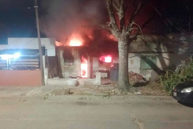Tragedia en Concepción del Uruguay: Un hombre se descompensó y murió tras ver su casa consumida por un incendio