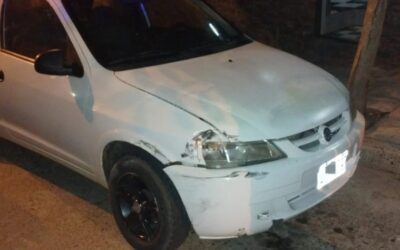 Conductor alcoholizado chocó un auto estacionado y luego se quedó dormido en el lugar