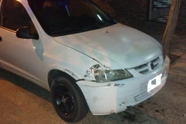 Conductor alcoholizado chocó un auto estacionado y luego se quedó dormido en el lugar
