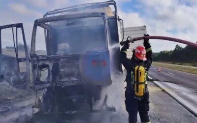 Se incendió un camión cargado con aserrín en la Autovía 14