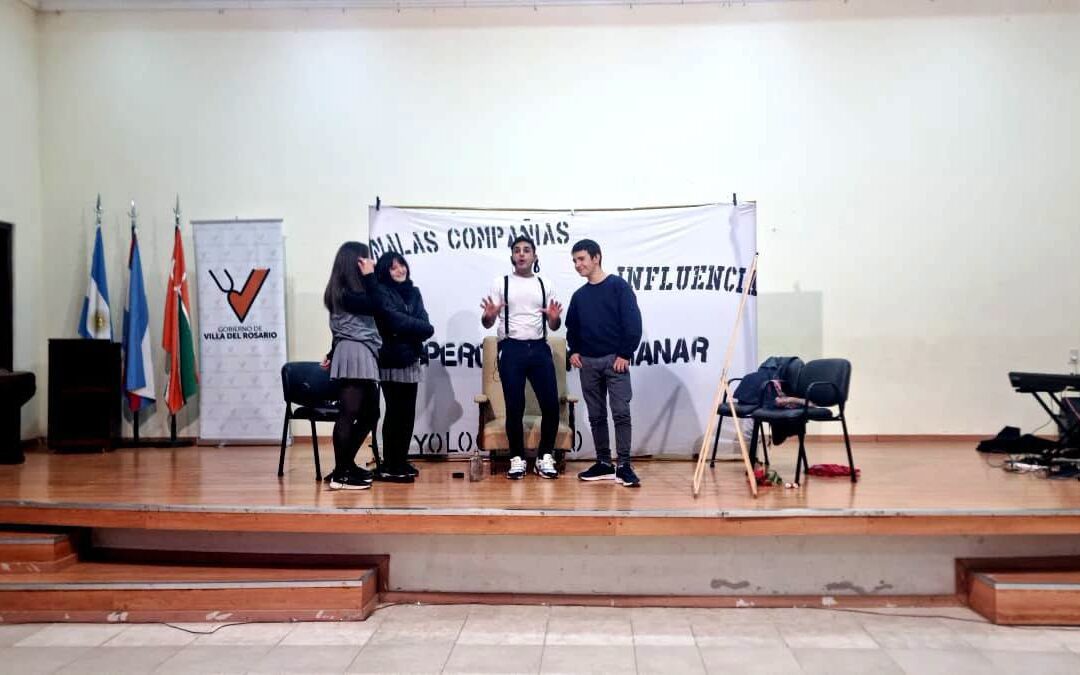 Se presentó en Villa del Rosario una obra de teatro que aborda la prevención de adicciones y consumos problemáticos