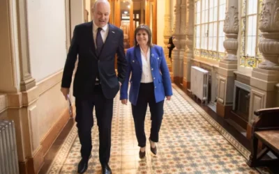 Cipayos, desde siempre: Bullrich y Sturzenegger cierran filas para tratar de avanzar con la extranjerización de tierras