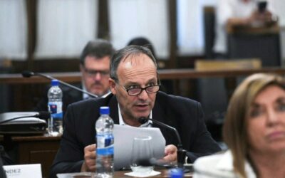 “Le negó a una maestra los mismos derechos que usted usó”: Le recuerdan al senador Favre que se jubiló a los 45 años y con el 82 % móvil