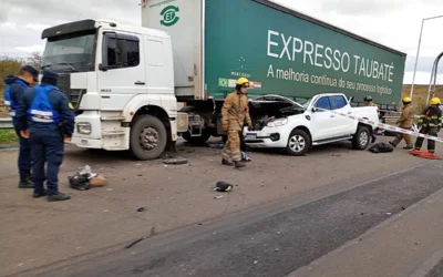 Dos personas fallecidas y heridos graves tras choque de una camioneta contra un camión en la Autovía 14