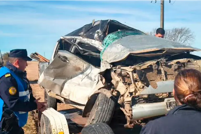 Una joven madre falleció tras un violento choque entre un camión y una camioneta